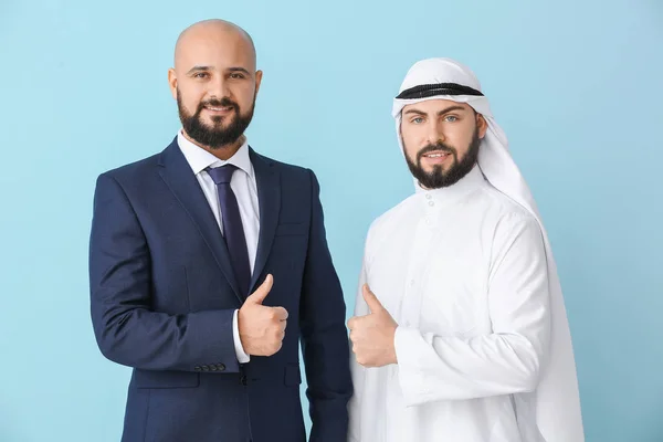 Arab Jego Partner Biznesowy Pokazują Kciuk Górę Tle Koloru — Zdjęcie stockowe