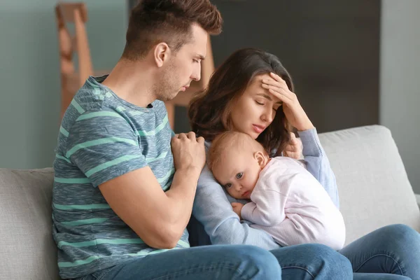 Jovem Pai Com Bebê Esposa Sofrendo Depressão Pós Natal Casa — Fotografia de Stock