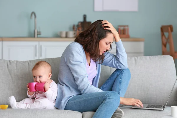 Junge Frau Mit Laptop Leidet Hause Postnataler Depression — Stockfoto