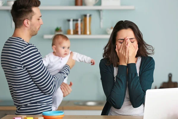 Lycklig Far Med Sitt Barn Och Fru Lider Postnatal Depression — Stockfoto