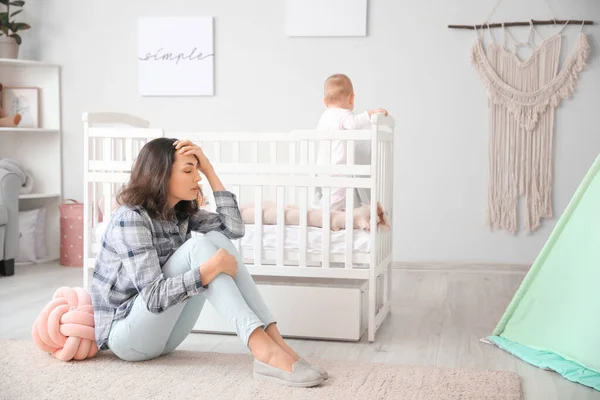 Mujer Joven Que Sufre Depresión Postnatal Cerca Cama Con Bebé —  Fotos de Stock