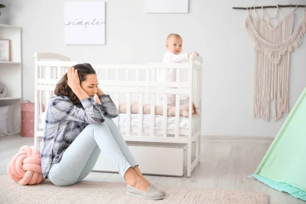 Ung Kvinna Som Lider Postnatal Depression Nära Sängen Med Barn — Stockfoto