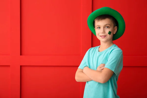 Rolig Liten Pojke Färg Bakgrund Patrick Day Firande — Stockfoto