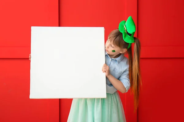 Menina Engraçada Com Cartaz Branco Fundo Cor Celebração Dia São — Fotografia de Stock