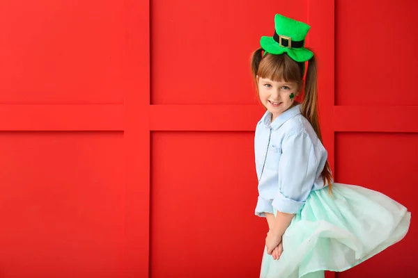 Renkli Arka Planda Komik Küçük Bir Kız Aziz Patrick Günü — Stok fotoğraf
