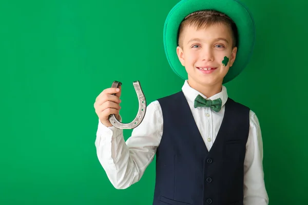 Ragazzino Divertente Con Ferro Cavallo Sfondo Colori Festa San Patrizio — Foto Stock