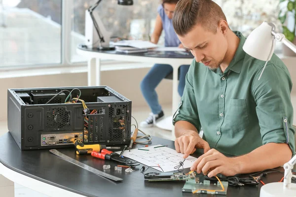 Técnico Eletrônico Que Trabalha Centro Serviço — Fotografia de Stock