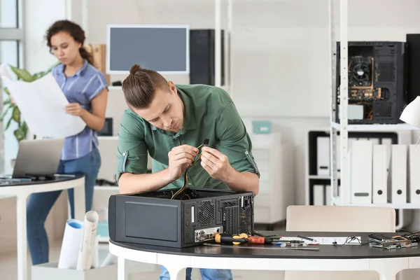 Técnico Eletrônico Que Trabalha Centro Serviço — Fotografia de Stock