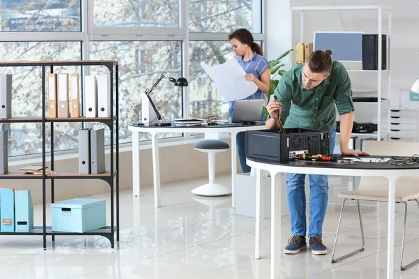 Electronic Technicians Working Service Center — Stock Photo, Image