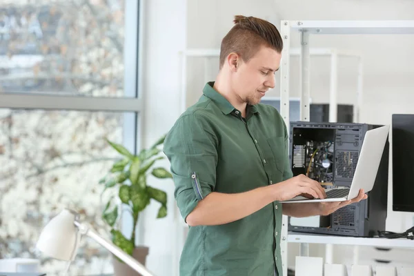 Electronic Technician Laptop Service Center — Stock Photo, Image