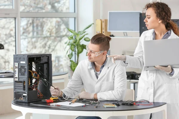 Electronic Technicians Working Service Center — Stock Photo, Image