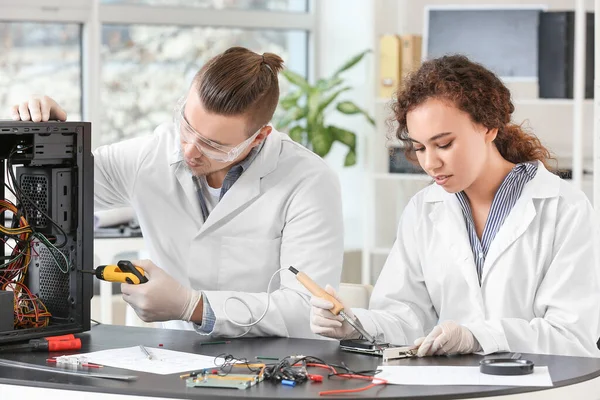 Electronic Technicians Working Service Center — Stock Photo, Image