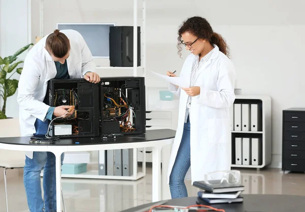 Techniciens Électroniques Travaillant Dans Centre Service — Photo