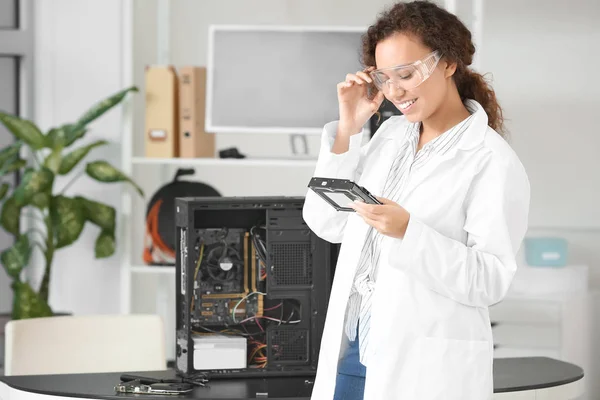 Electronic Technician Working Service Center — Stock Photo, Image