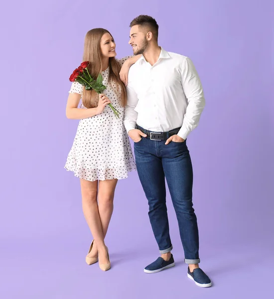 Pasangan Muda Bahagia Dengan Karangan Bunga Latar Belakang Warna — Stok Foto