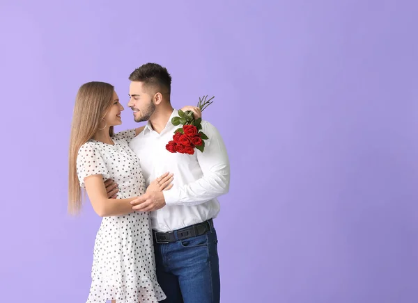 Heureux Jeune Couple Avec Bouquet Fleurs Sur Fond Couleur — Photo
