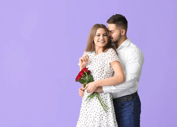 Feliz Pareja Joven Con Ramo Flores Sobre Fondo Color — Foto de Stock