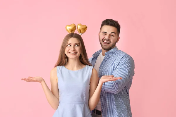 Feliz Pareja Joven Con Corazones Fondo Color —  Fotos de Stock