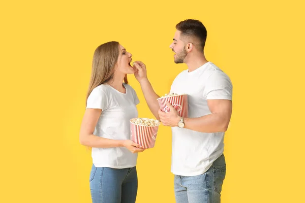 Emotional Young Couple Popcorn Color Background — Stock Photo, Image