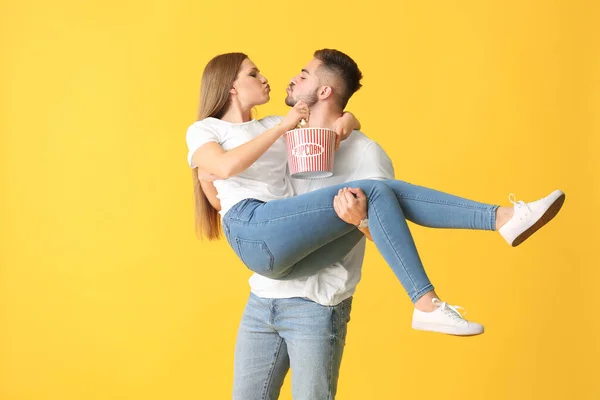 Glückliches Junges Paar Mit Popcorn Auf Farbigem Hintergrund — Stockfoto