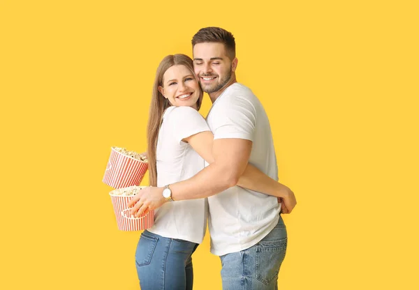 Happy Young Couple Popcorn Color Background — Stock Photo, Image
