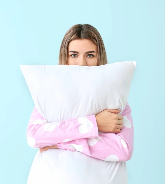 Retrato Mulher Jovem Pijama Com Travesseiro Sobre Fundo Cor — Fotografia de Stock