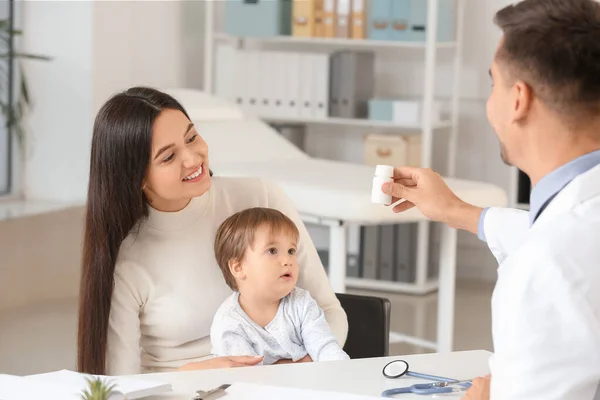 Mujer Con Bebé Visitando Pediatra Clínica —  Fotos de Stock