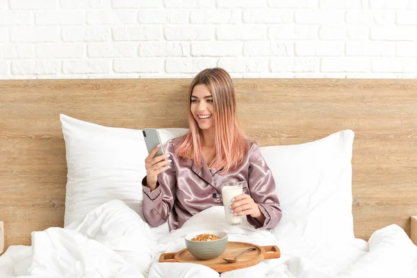 Schöne Junge Frau Frühstückt Bett — Stockfoto