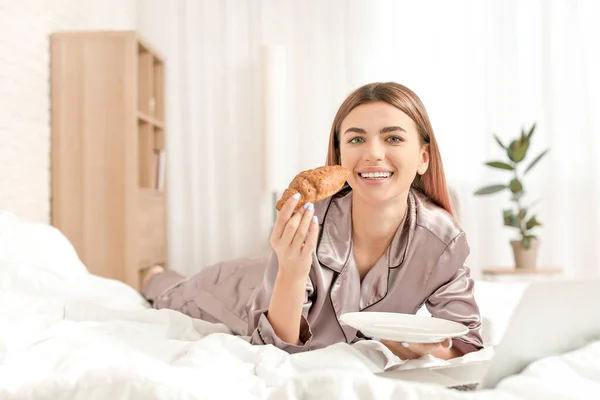 Beautiful Young Woman Having Breakfast Bed — Stock Photo, Image