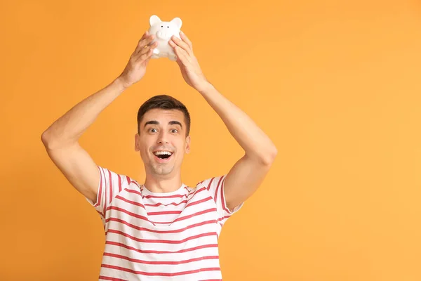 Hombre Feliz Con Alcancía Sobre Fondo Color —  Fotos de Stock