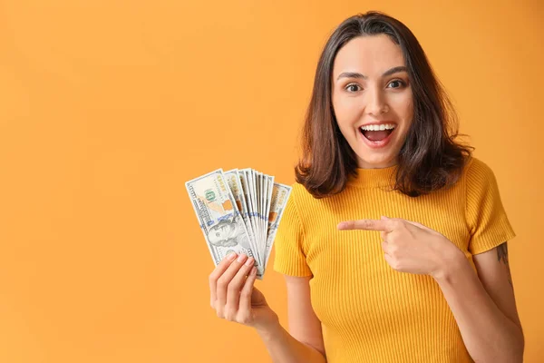 Hermosa Mujer Joven Con Dinero Fondo Color — Foto de Stock