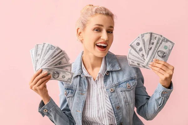 Mooie Jonge Vrouw Met Geld Kleur Achtergrond — Stockfoto
