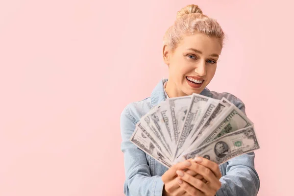 Mooie Jonge Vrouw Met Geld Kleur Achtergrond — Stockfoto