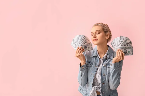 Mooie Jonge Vrouw Met Geld Kleur Achtergrond — Stockfoto