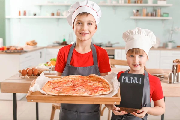 Aranyos Kis Szakácsok Pizza Étlap Konyhában — Stock Fotó