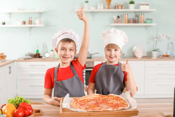 Милые Маленькие Повара Пиццей Кухне — стоковое фото