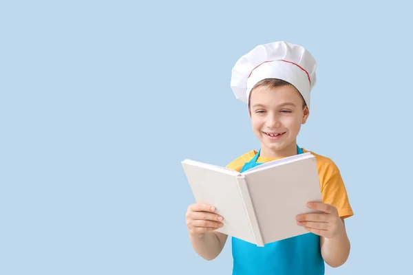Schattig Klein Chef Kok Met Kookboek Kleur Achtergrond — Stockfoto