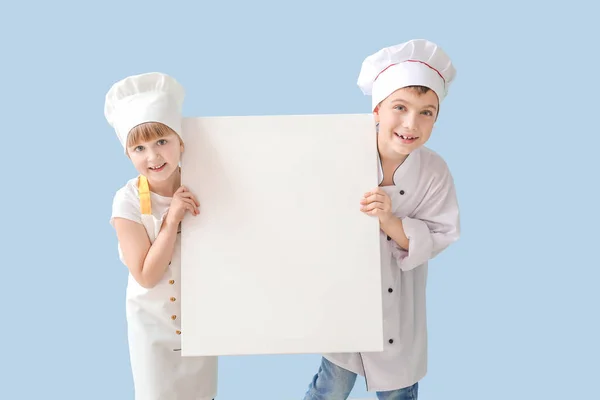 Lindos Pequeños Chefs Con Póster Blanco Sobre Fondo Color — Foto de Stock
