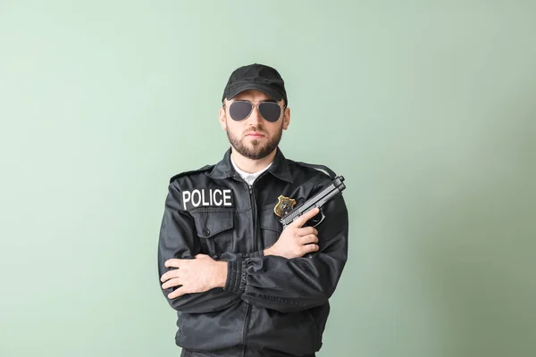 Oficial Policía Masculino Con Pistola Sobre Fondo Color — Foto de Stock