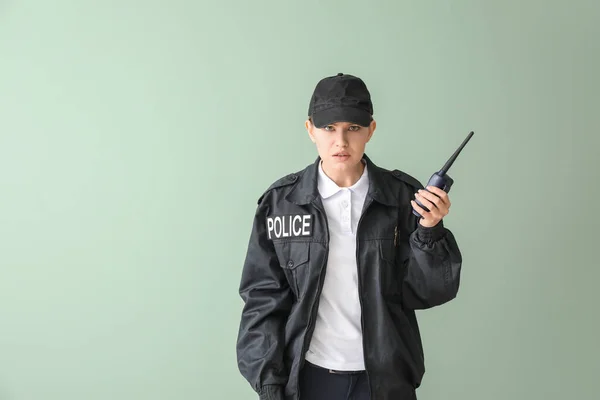 Женщина Офицер Полиции Цветном Фоне — стоковое фото