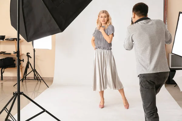 Professional Photographer Working Model Studio — Stock Photo, Image