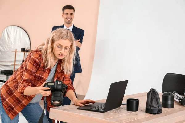 Professional Photographer Working Studio — Stock Photo, Image