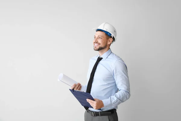 Ingeniero Masculino Con Dibujo Sobre Fondo Claro — Foto de Stock