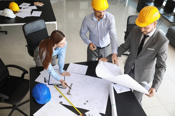 Grupo Engenheiros Que Trabalham Escritório — Fotografia de Stock