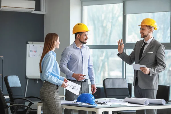 Gruppo Ingegneri Che Lavorano Ufficio — Foto Stock