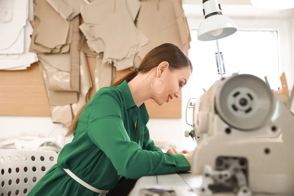 Female Tailor Working Modern Atelier — Stock Photo, Image