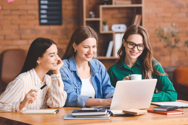 Hermosas Jóvenes Empresarias Trabajando Juntas Cargo — Foto de Stock