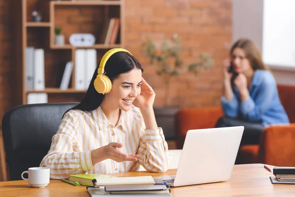 Beautiful Young Businesswoman Working Office — Stock Photo, Image