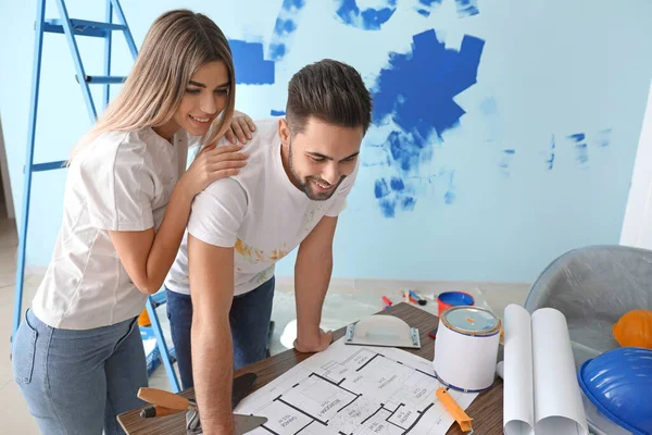 Feliz Joven Pareja Haciendo Reparación Nueva Casa — Foto de Stock