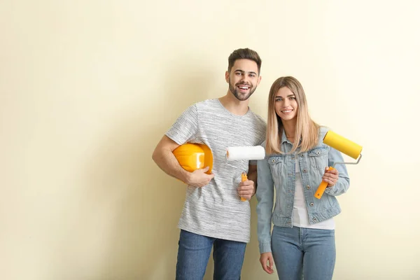 Jovem Casal Com Ferramentas Perto Parede Cor Novo Apartamento — Fotografia de Stock